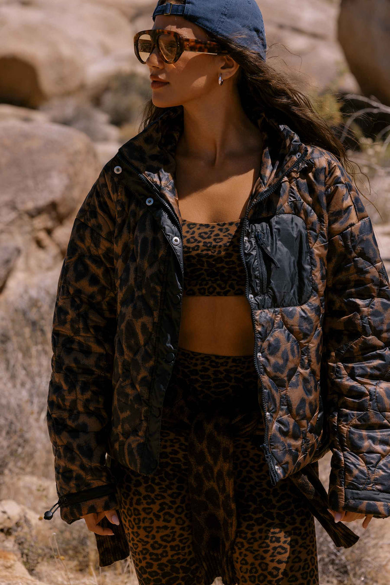 WOMAN WEARING A LEOPARD PRINT ACTIVE SET AND JACKET