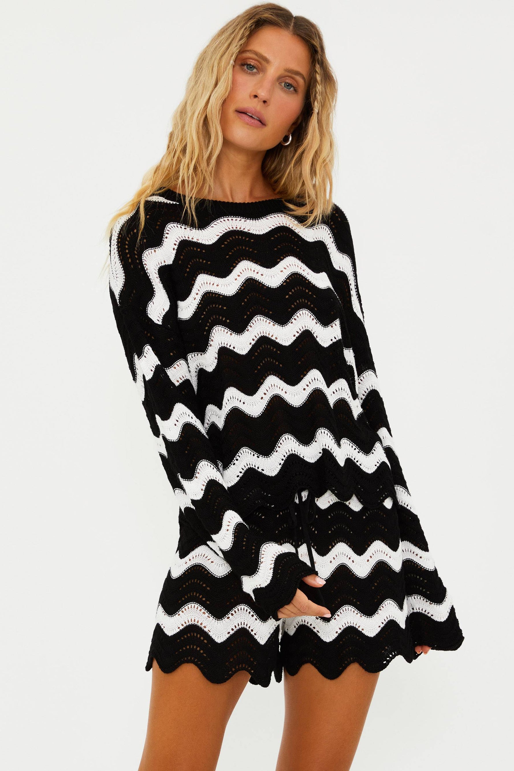 BLACK AND WHITE WAVY LINE SWEATER