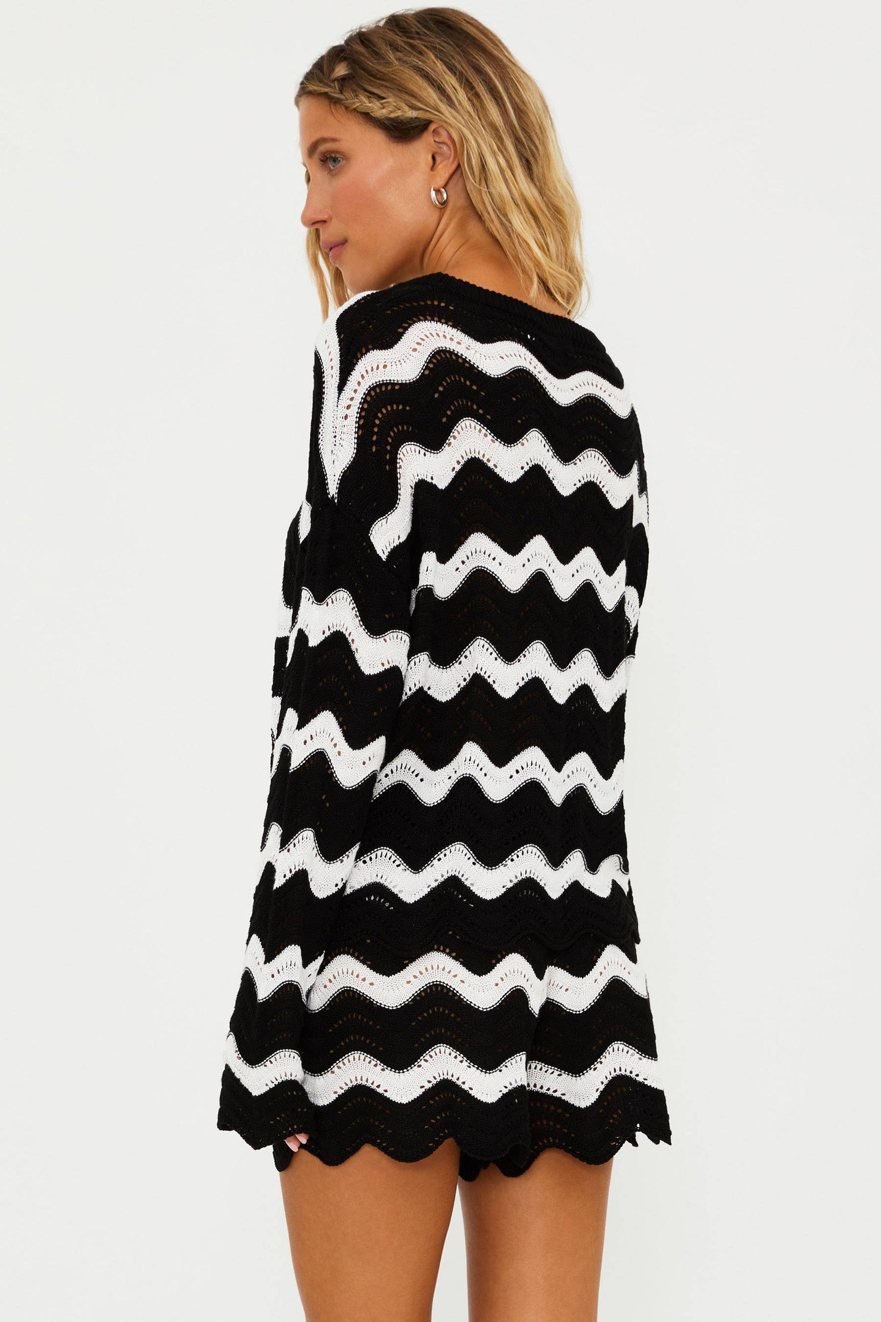 BLACK AND WHITE WAVY LINE SWEATER