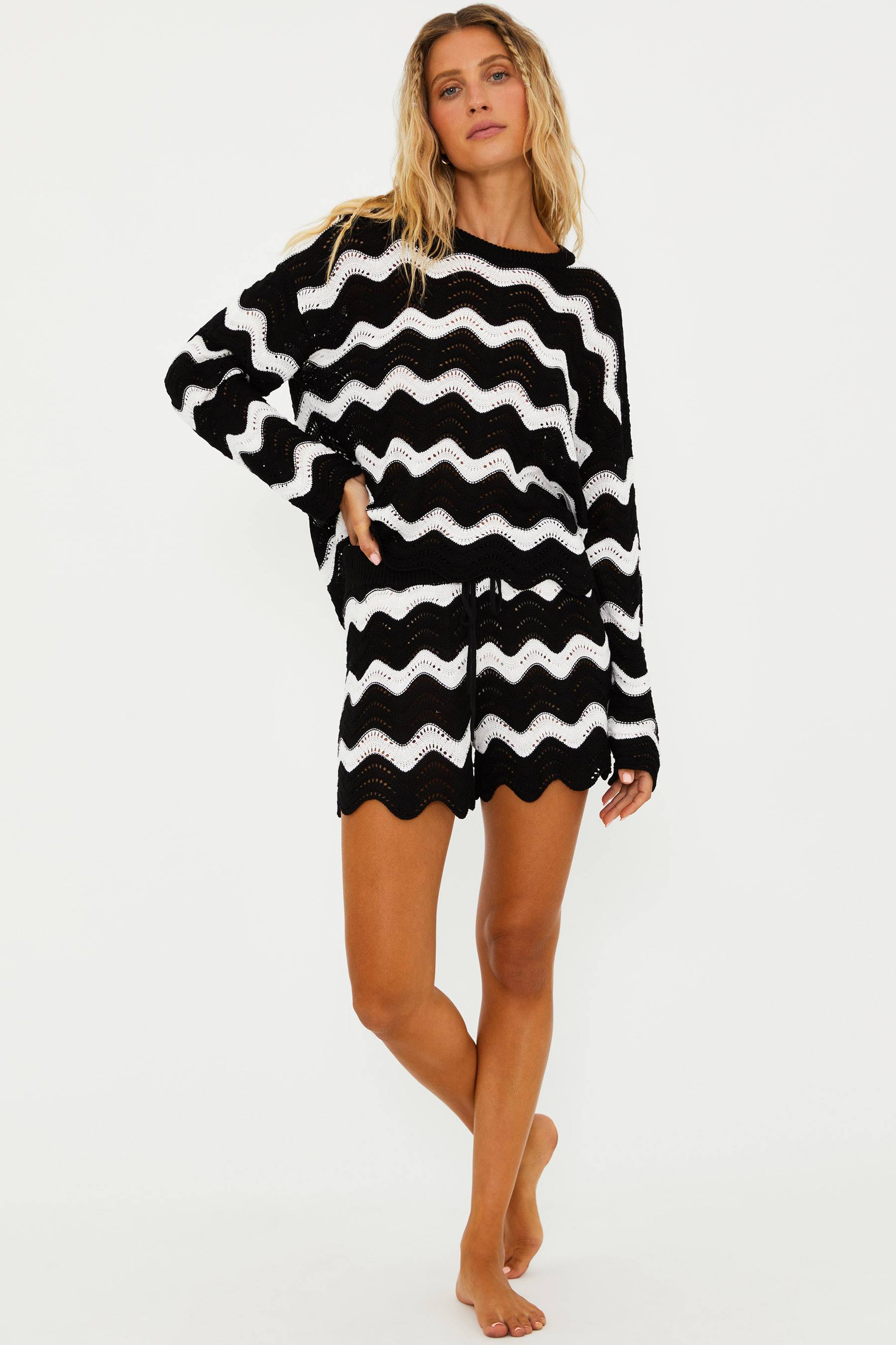 BLACK AND WHITE WAVY LINE SHORTS